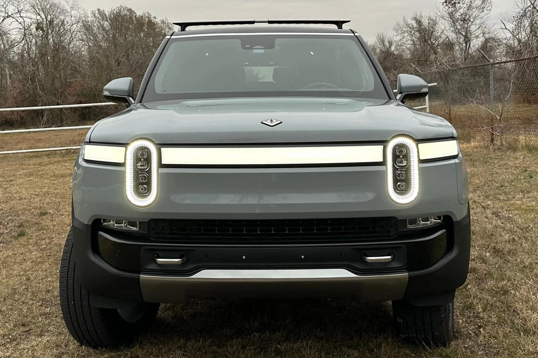 2022 Rivian R1S - Image 2 of 31