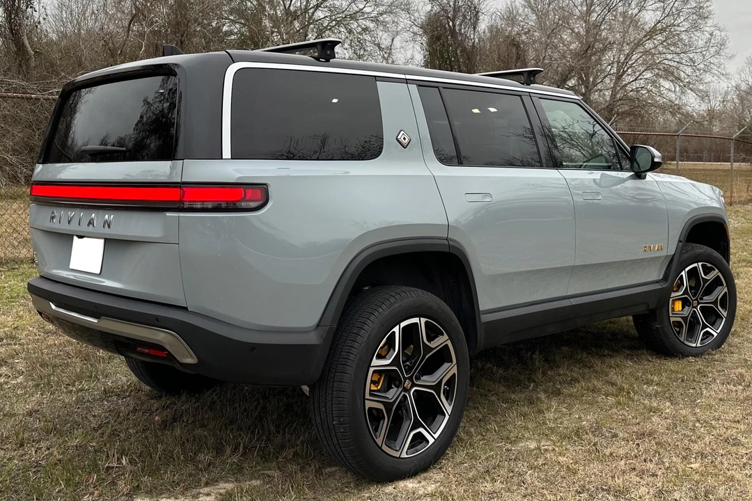 2022 Rivian R1S - Image 4 of 31