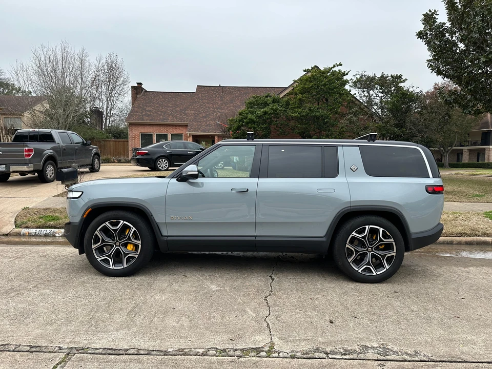 2022 Rivian R1S - Image 10 of 31