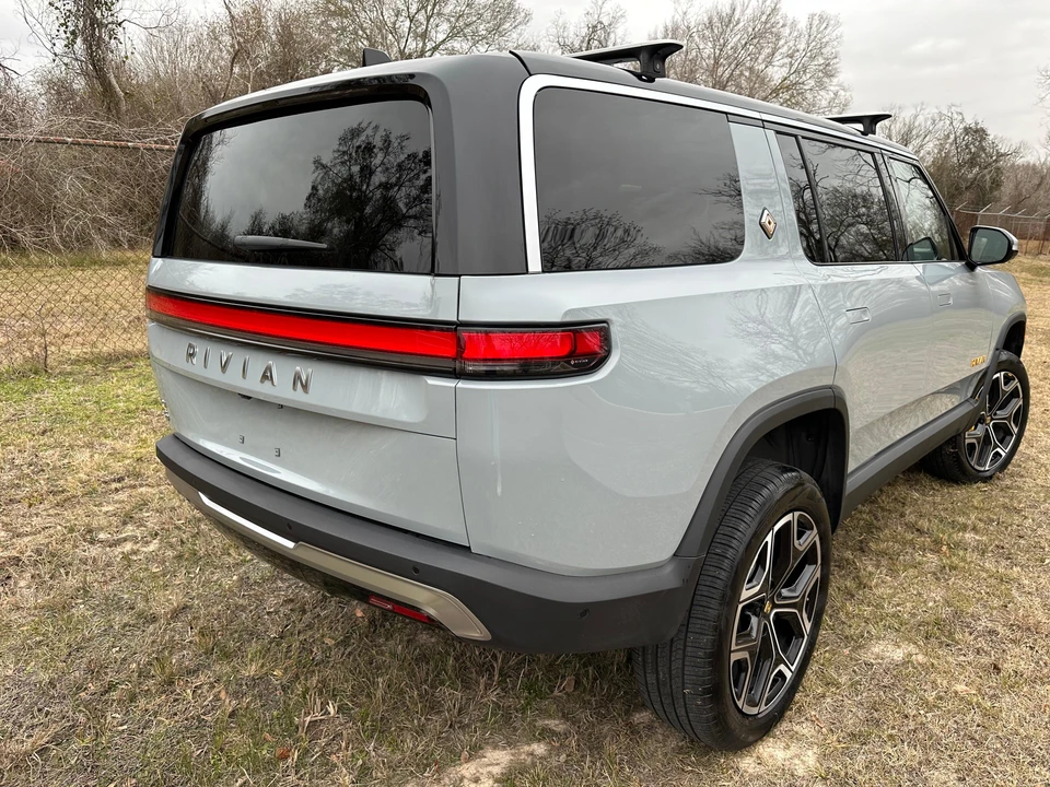 2022 Rivian R1S - Image 17 of 31