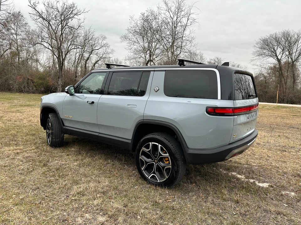 2022 Rivian R1S - Image 12 of 31