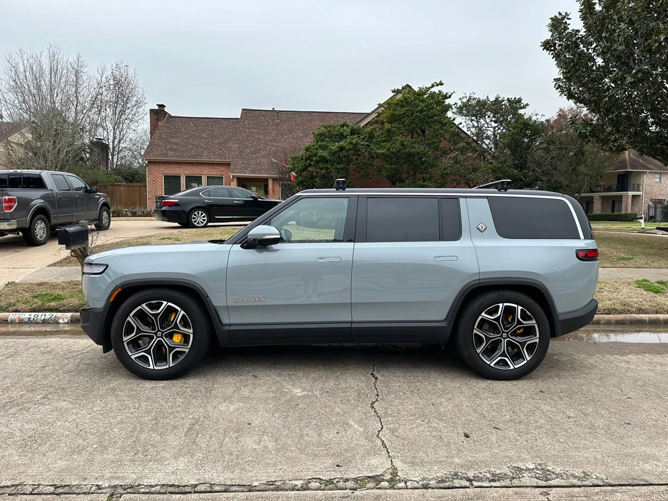 2022 Rivian R1S - Image 9 of 31