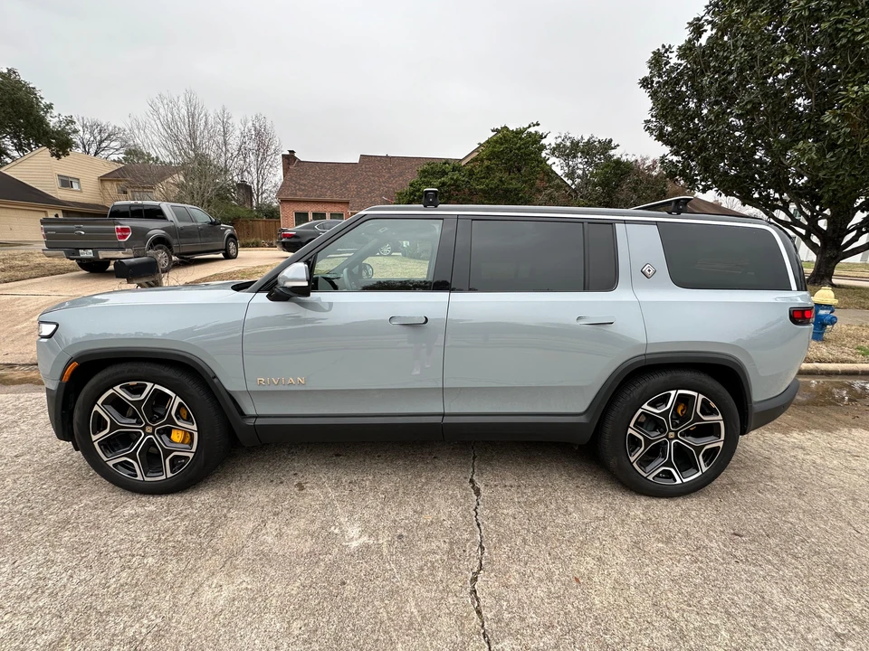 2022 Rivian R1S - Image 11 of 31