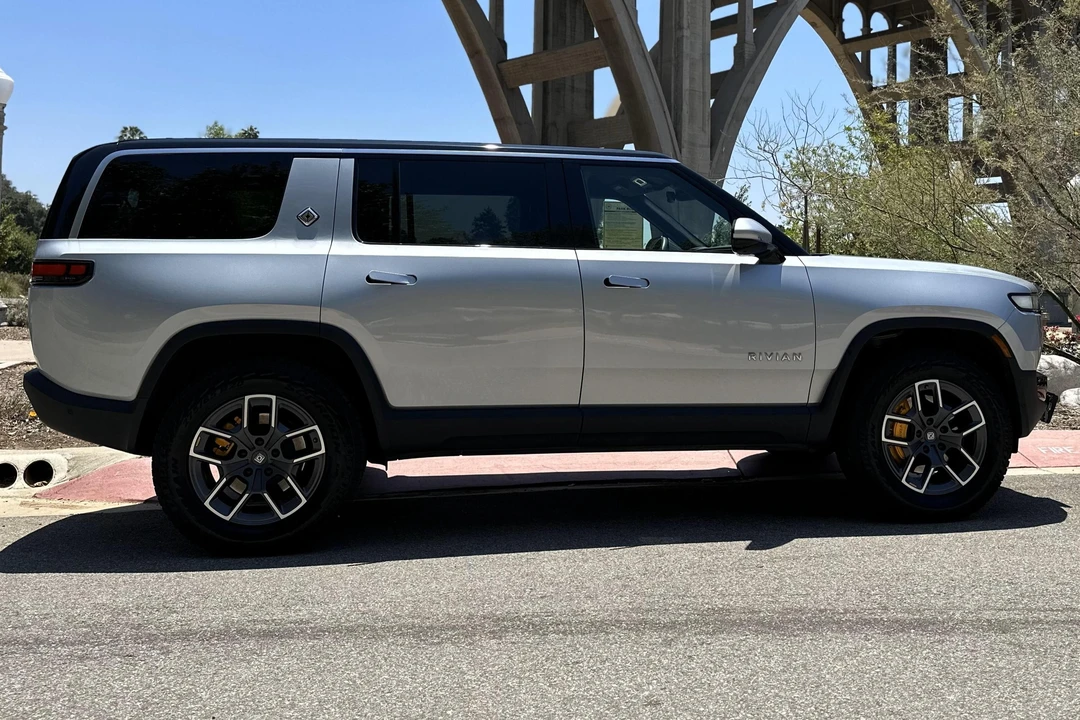 2022 Rivian R1S - Image 3 of 31