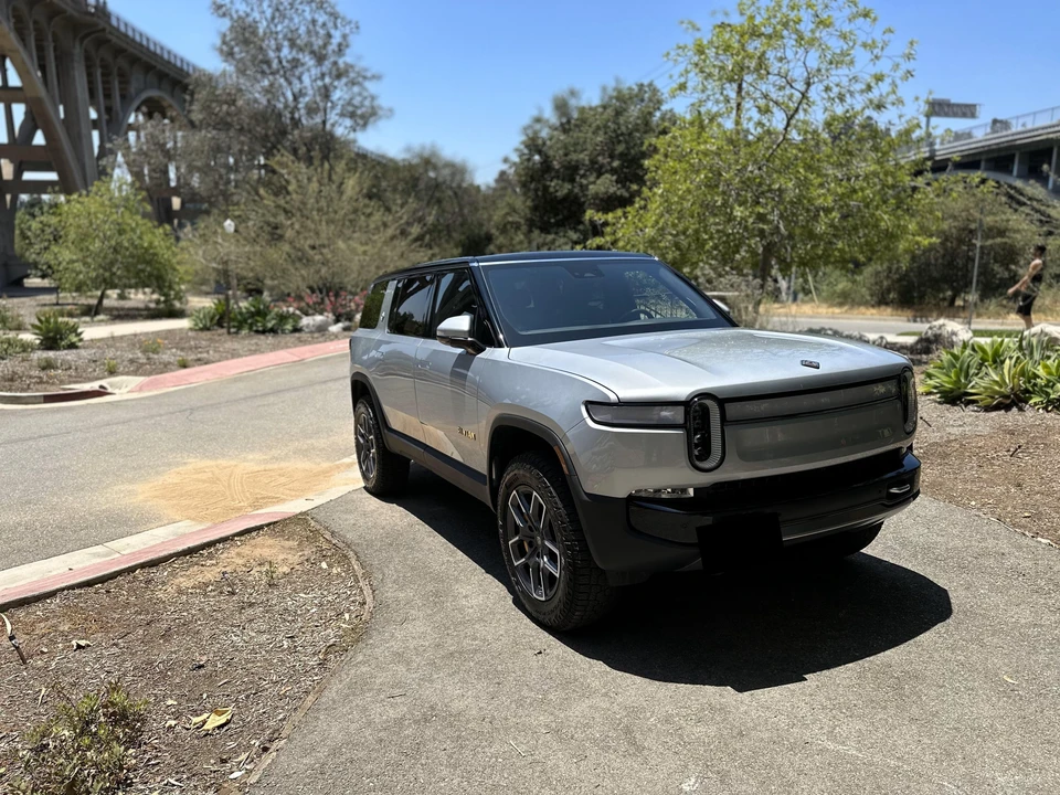 2022 Rivian R1S - Image 18 of 31