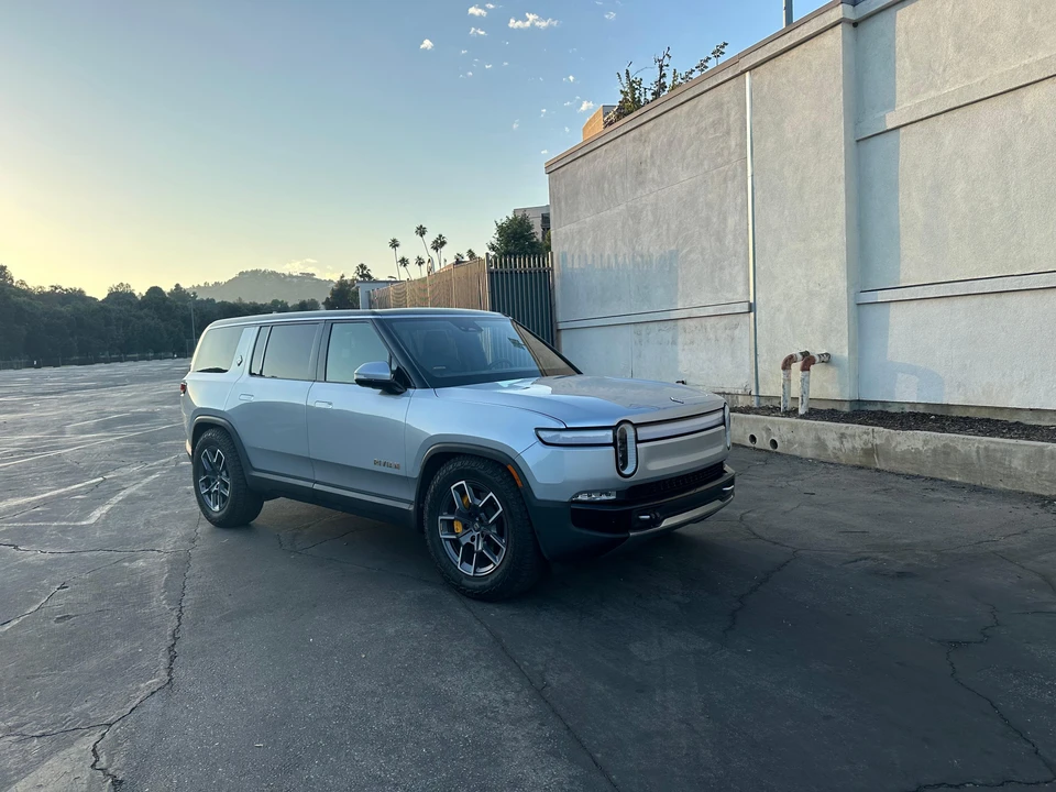 2022 Rivian R1S - Image 17 of 31