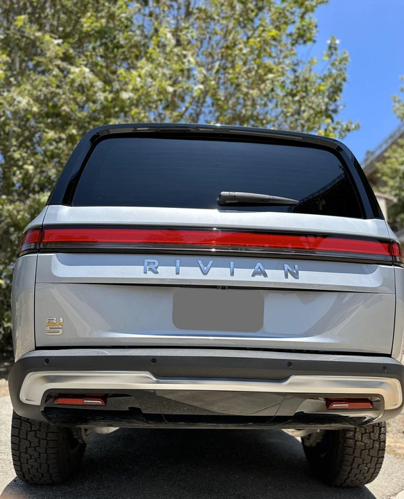 2022 Rivian R1S - Image 14 of 31