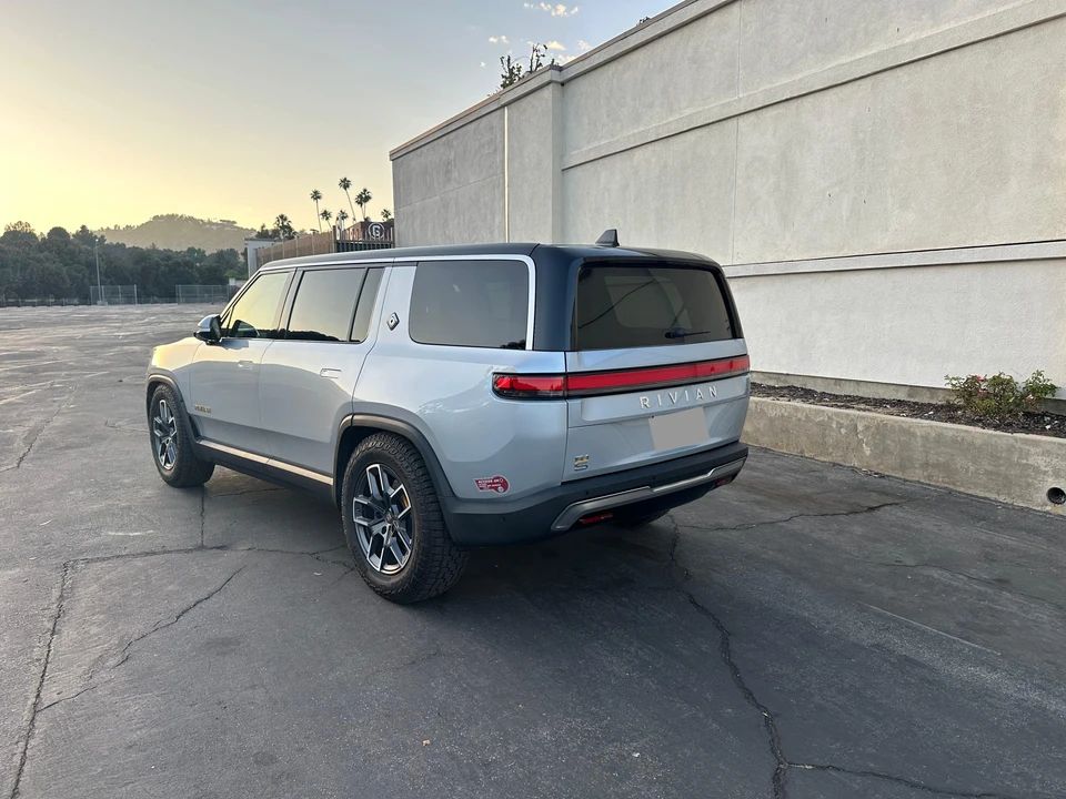 2022 Rivian R1S - Image 12 of 31