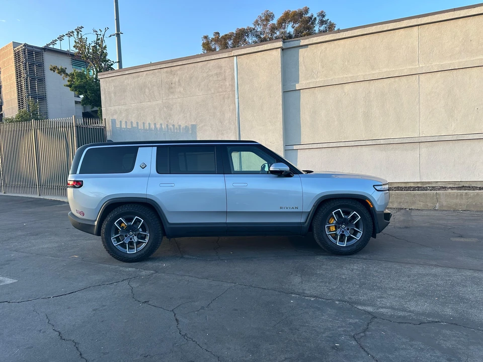 2022 Rivian R1S - Image 15 of 31