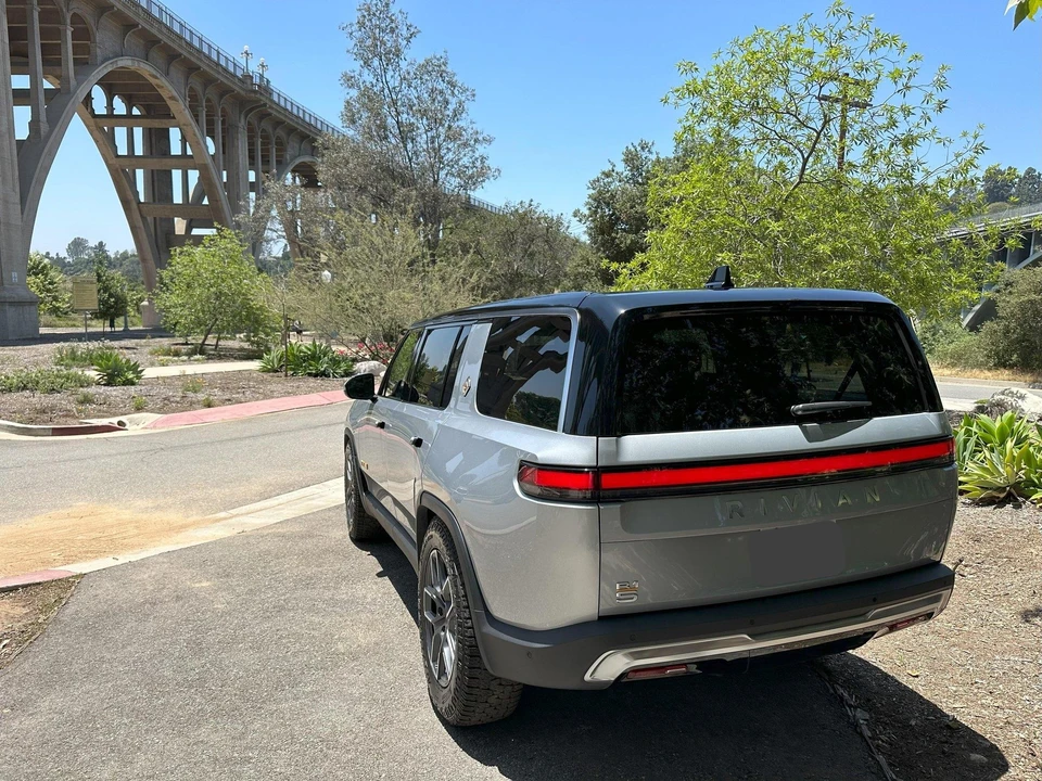 2022 Rivian R1S - Image 13 of 31