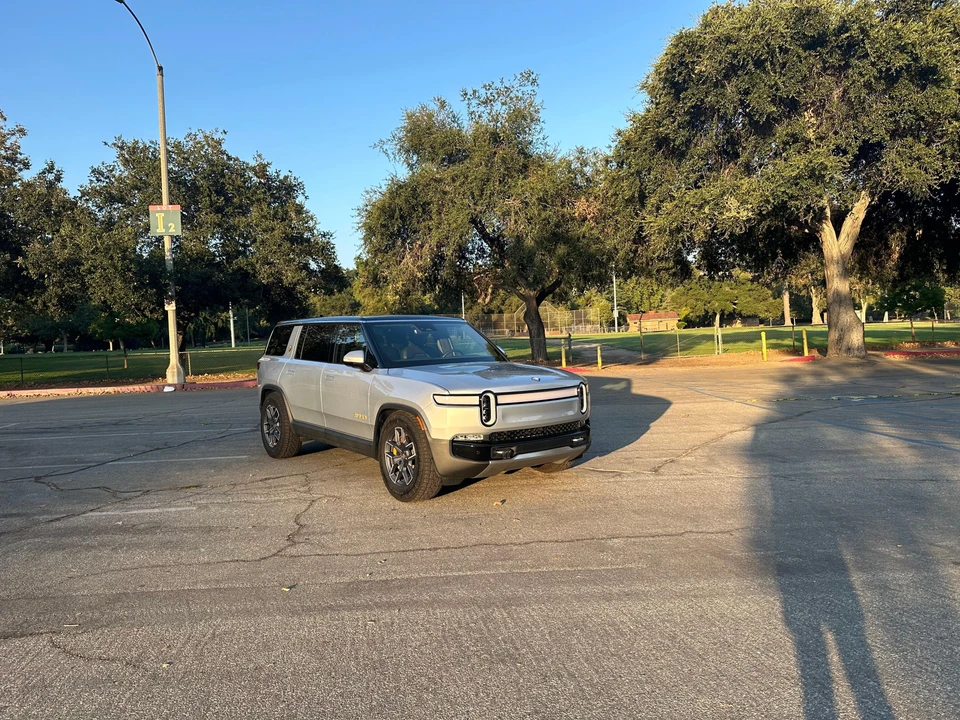 2022 Rivian R1S - Image 16 of 31