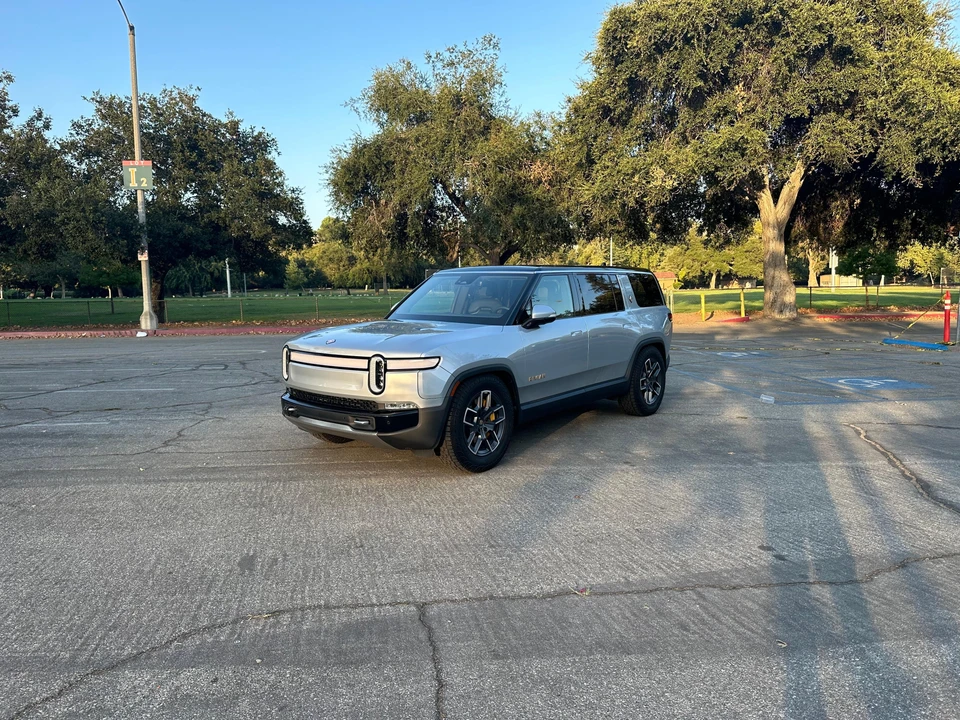 2022 Rivian R1S - Image 9 of 31