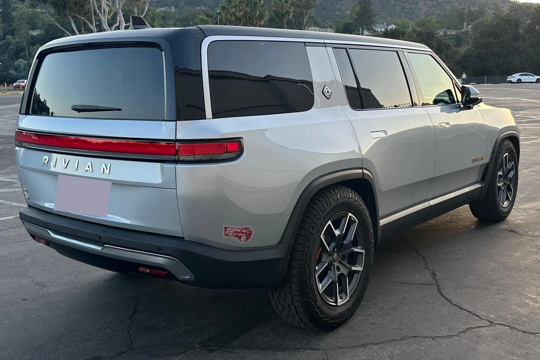 2022 Rivian R1S - Image 4 of 31
