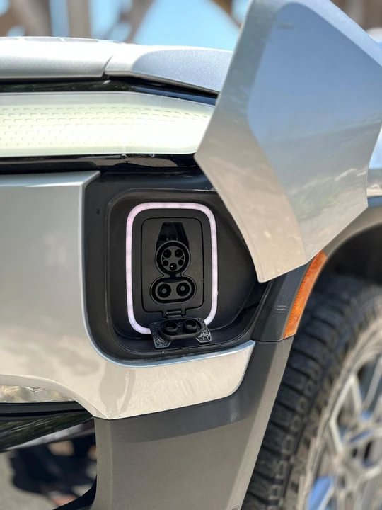 2022 Rivian R1S - Image 25 of 31