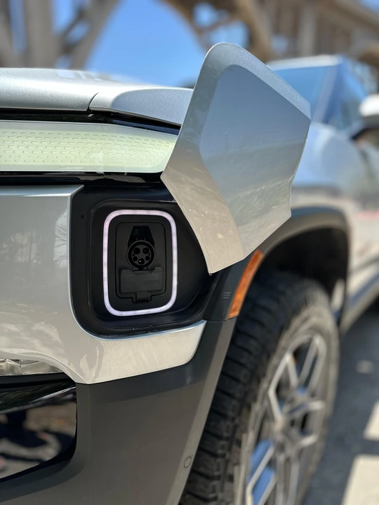 2022 Rivian R1S - Image 24 of 31