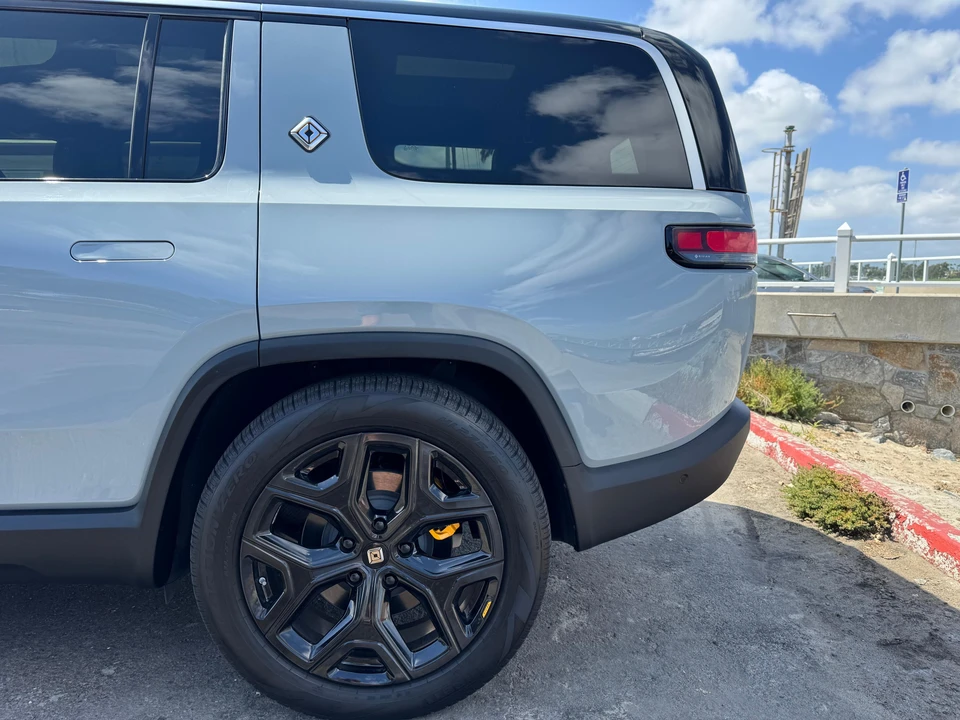 2022 Rivian R1S - Image 21 of 31