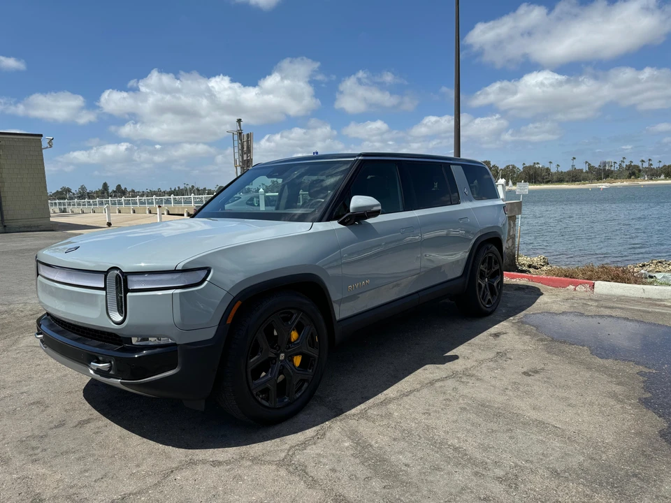 2022 Rivian R1S - Image 7 of 31