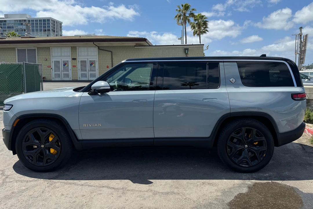 2022 Rivian R1S - Image 3 of 31