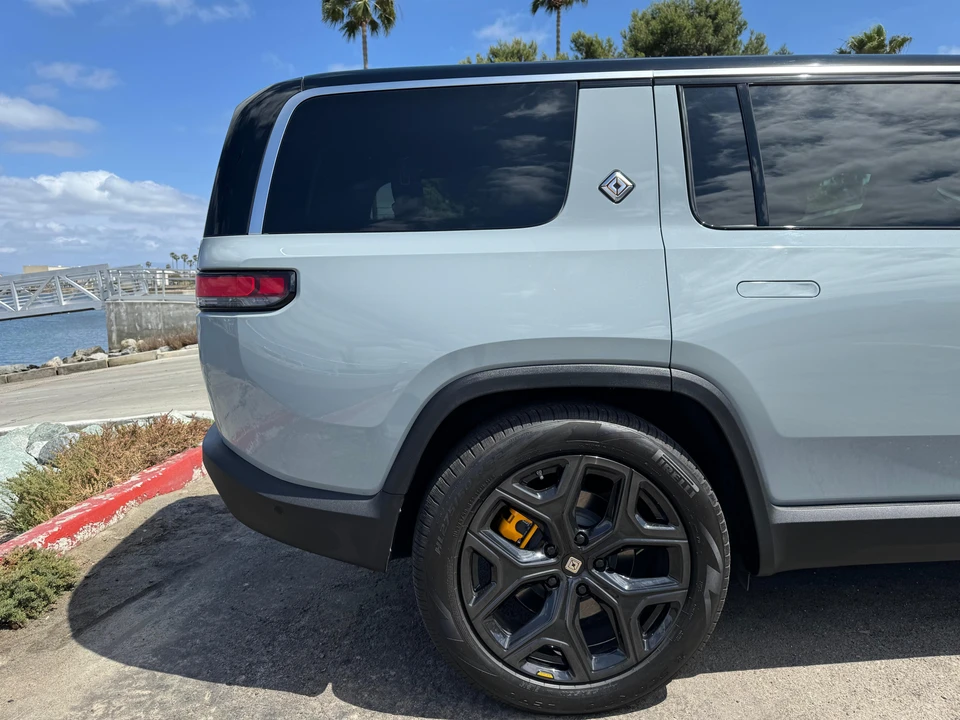 2022 Rivian R1S - Image 17 of 31
