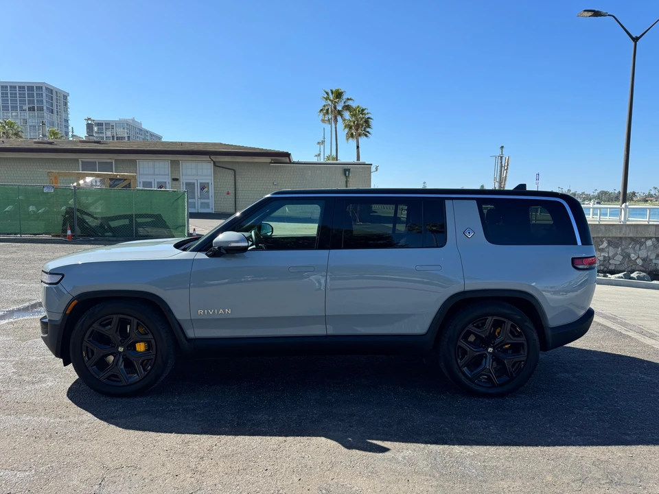 2022 Rivian R1S - Image 8 of 31