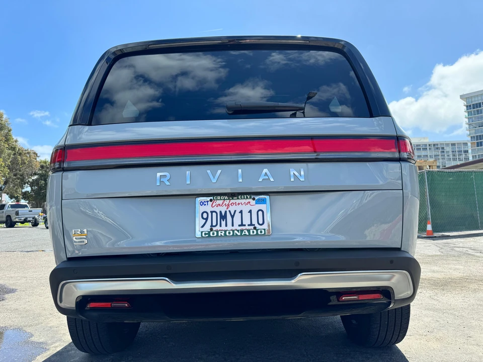 2022 Rivian R1S - Image 10 of 31