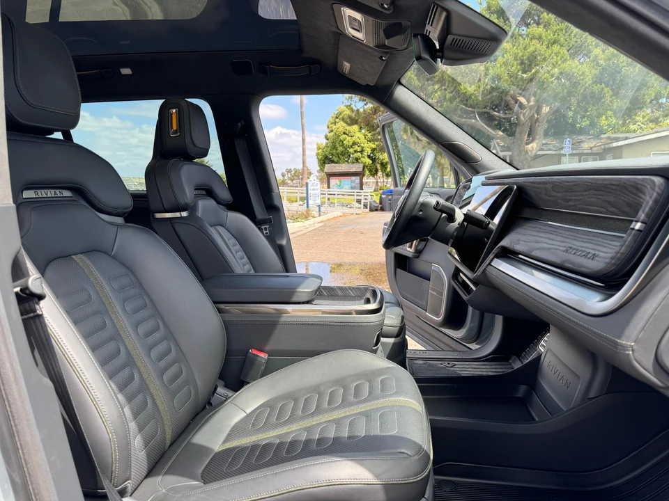 2022 Rivian R1S - Image 28 of 31