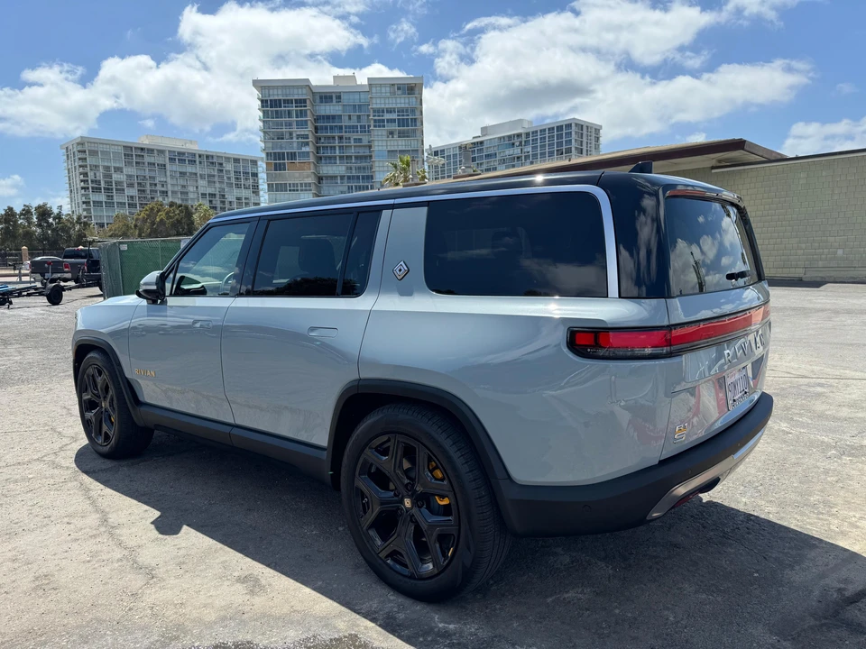 2022 Rivian R1S - Image 9 of 31