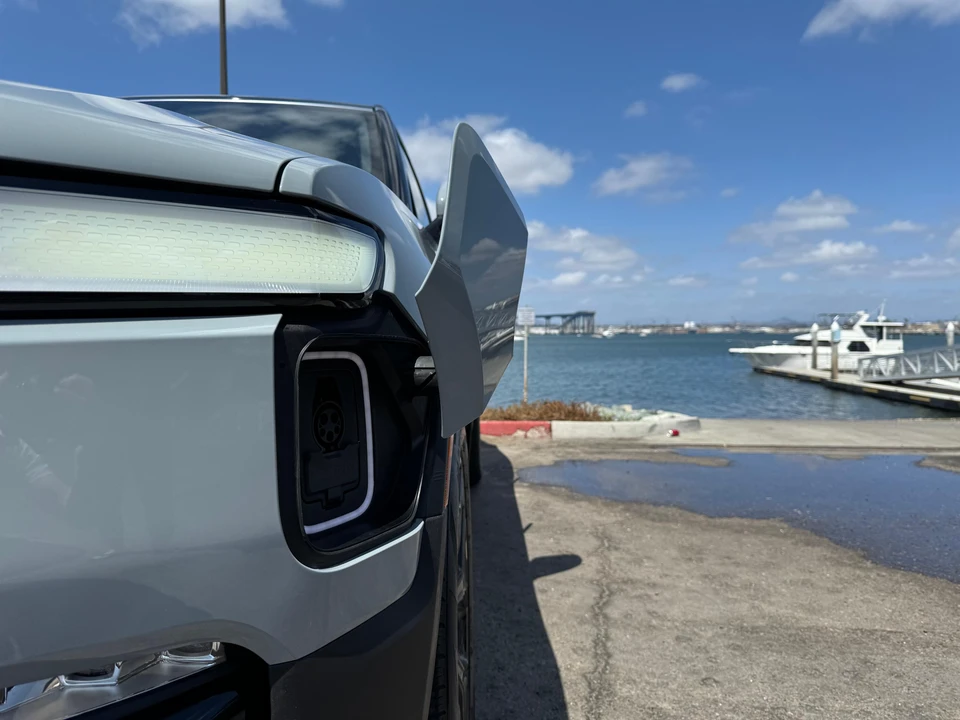 2022 Rivian R1S - Image 15 of 31