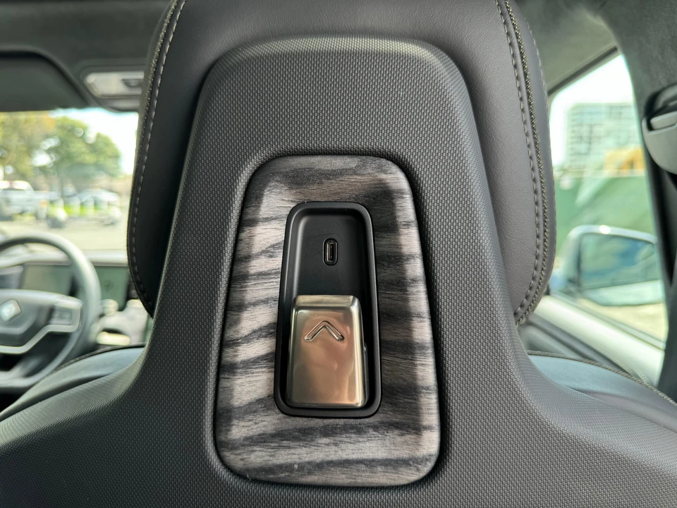 2022 Rivian R1S - Image 30 of 31