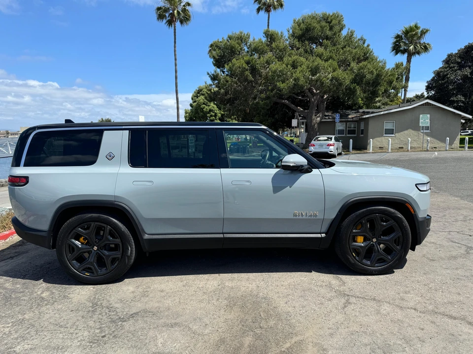 2022 Rivian R1S - Image 12 of 31
