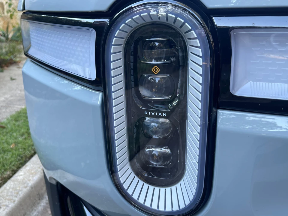 2022 Rivian R1S - Image 16 of 31