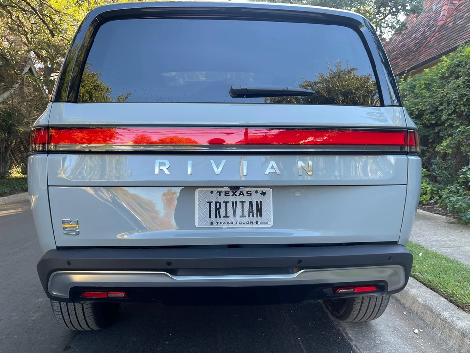 2022 Rivian R1S - Image 12 of 31