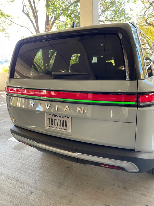 2022 Rivian R1S - Image 24 of 31