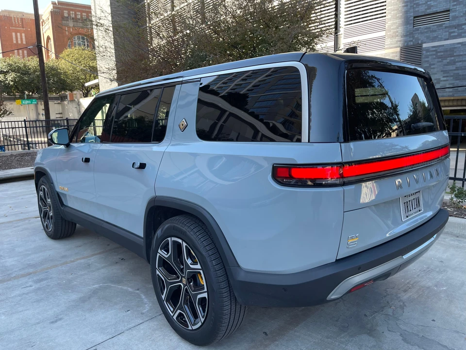 2022 Rivian R1S - Image 11 of 31