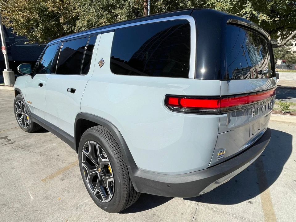 2022 Rivian R1S - Image 10 of 31