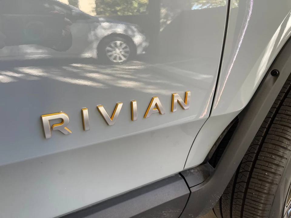 2022 Rivian R1S - Image 25 of 31