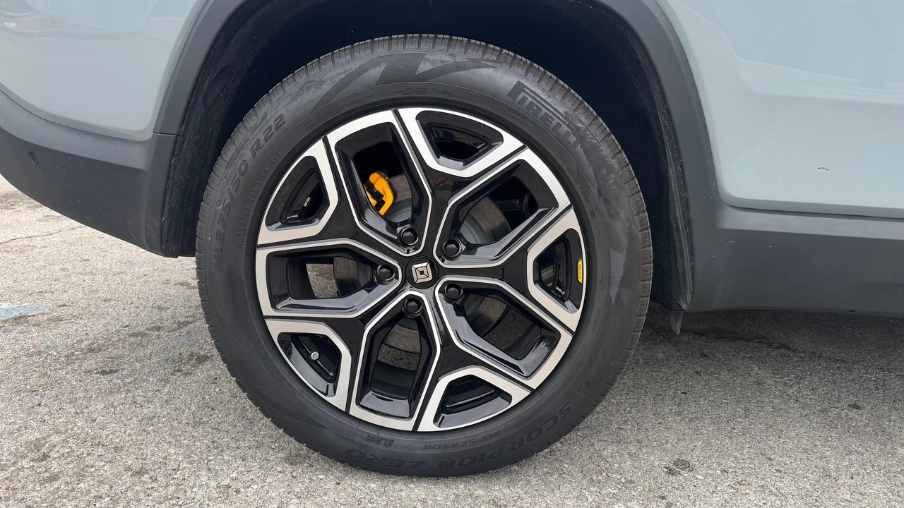 2022 Rivian R1S - Image 28 of 31
