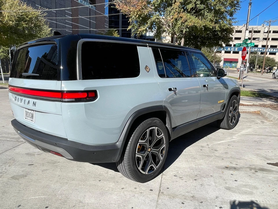 2022 Rivian R1S - Image 13 of 31