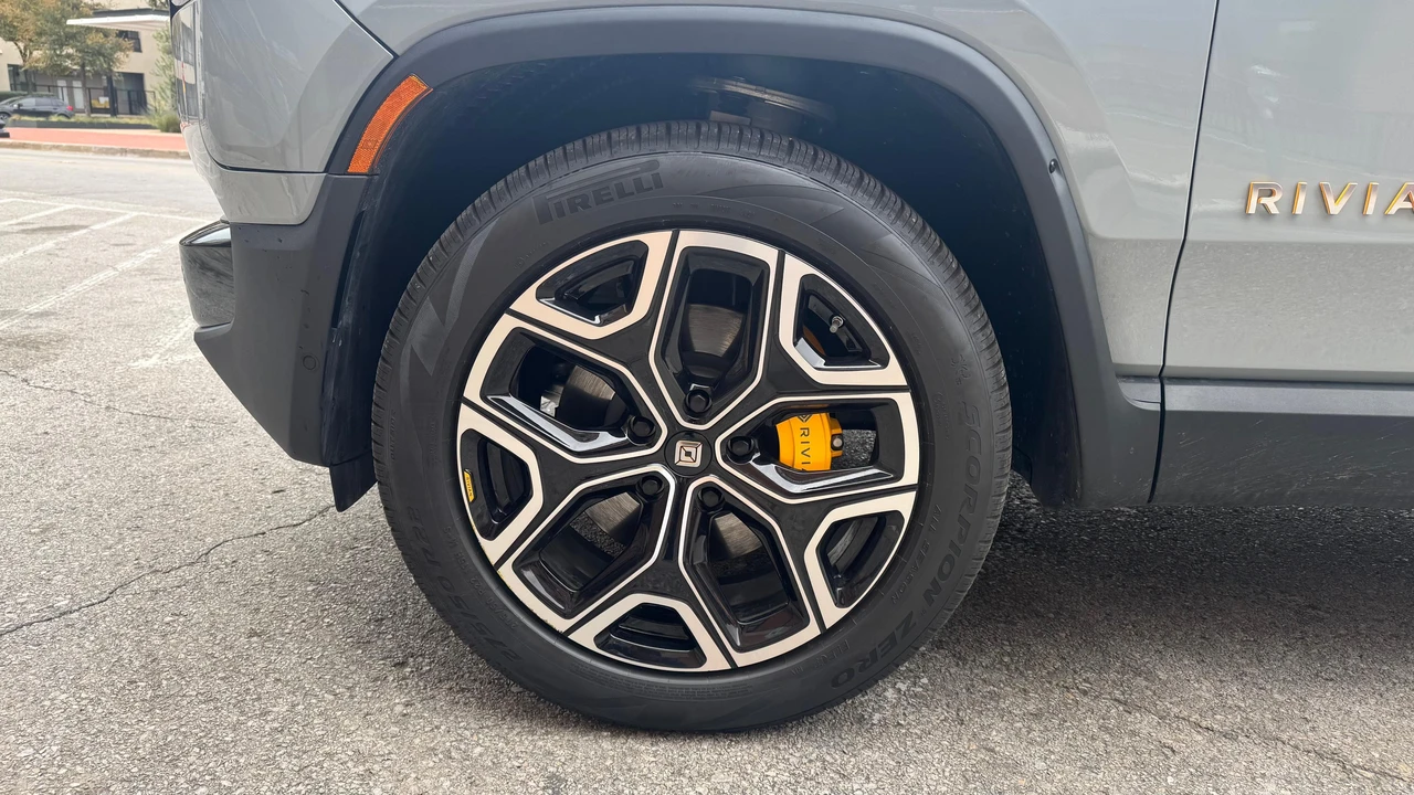 2022 Rivian R1S - Image 26 of 31