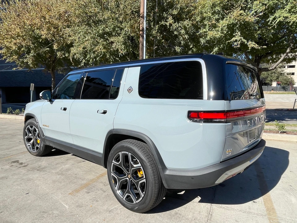2022 Rivian R1S - Image 9 of 31