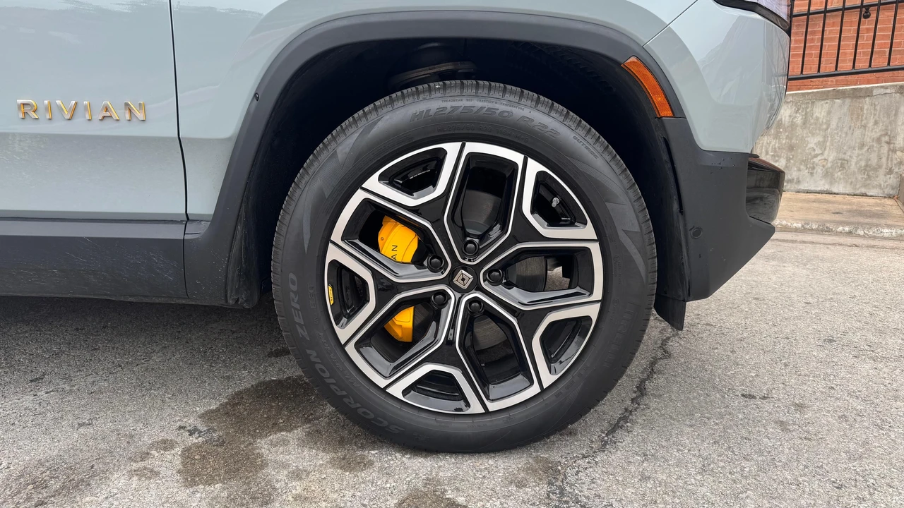 2022 Rivian R1S - Image 29 of 31