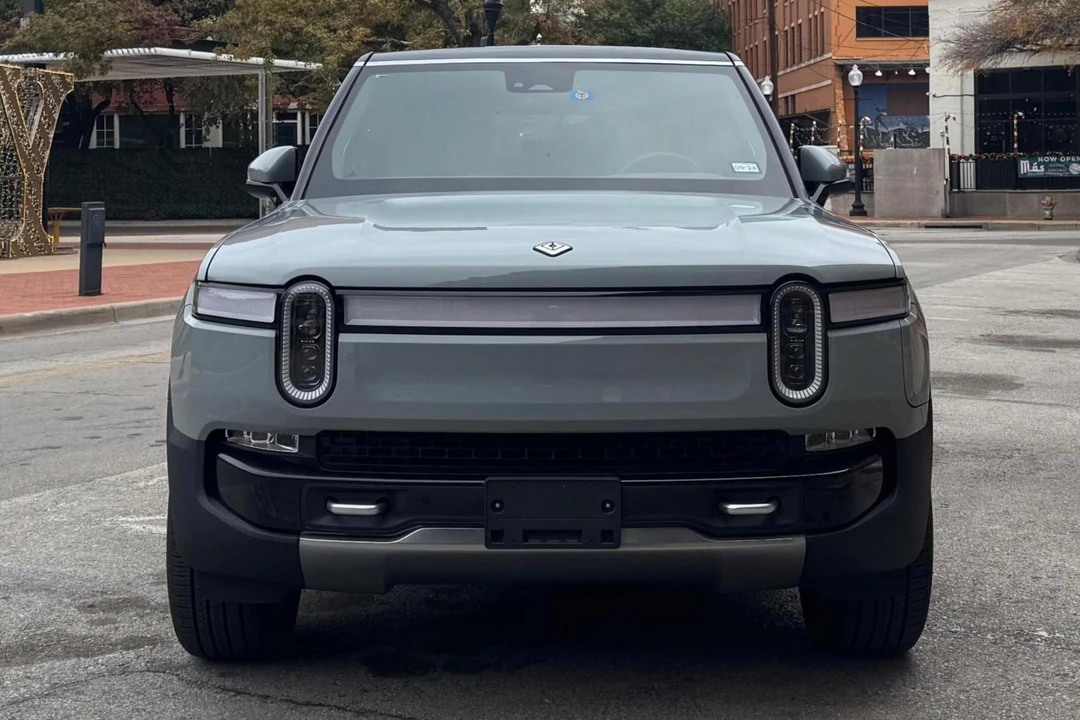 2022 Rivian R1S - Image 2 of 31