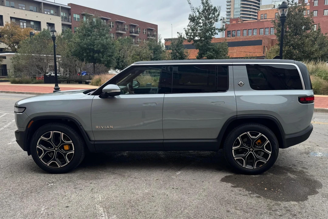 2022 Rivian R1S - Image 3 of 31