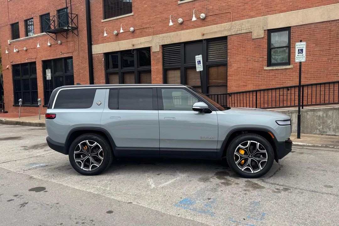 2022 Rivian R1S - Image 14 of 31