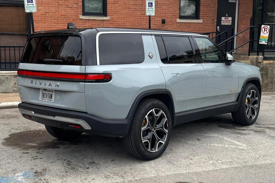 2022 Rivian R1S - Image 4 of 31
