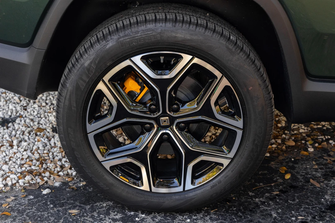 2022 Rivian R1S - Image 27 of 31