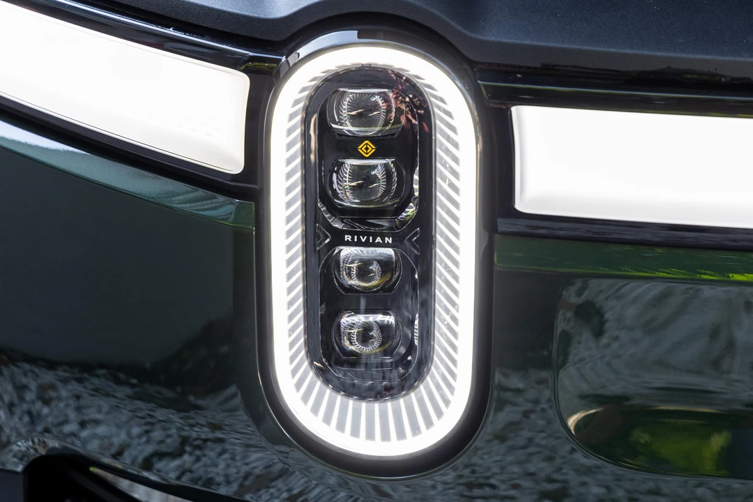 2022 Rivian R1S - Image 12 of 31