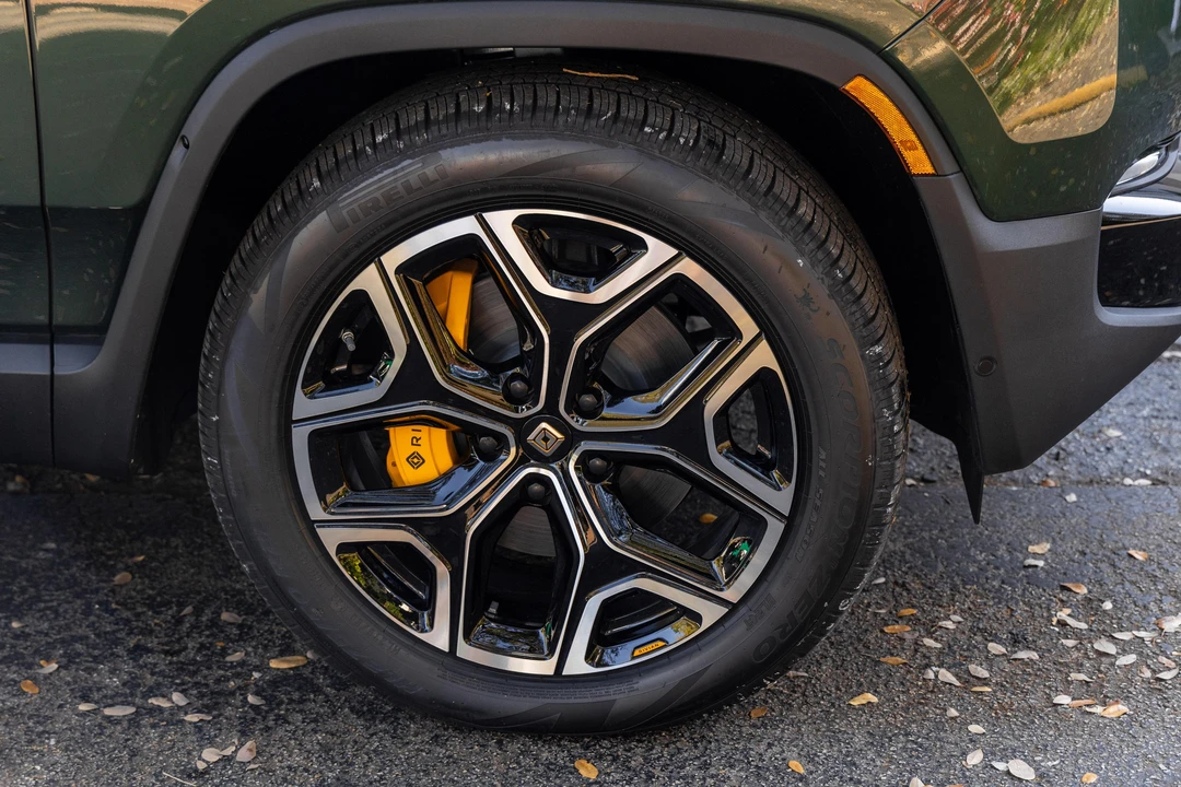 2022 Rivian R1S - Image 28 of 31