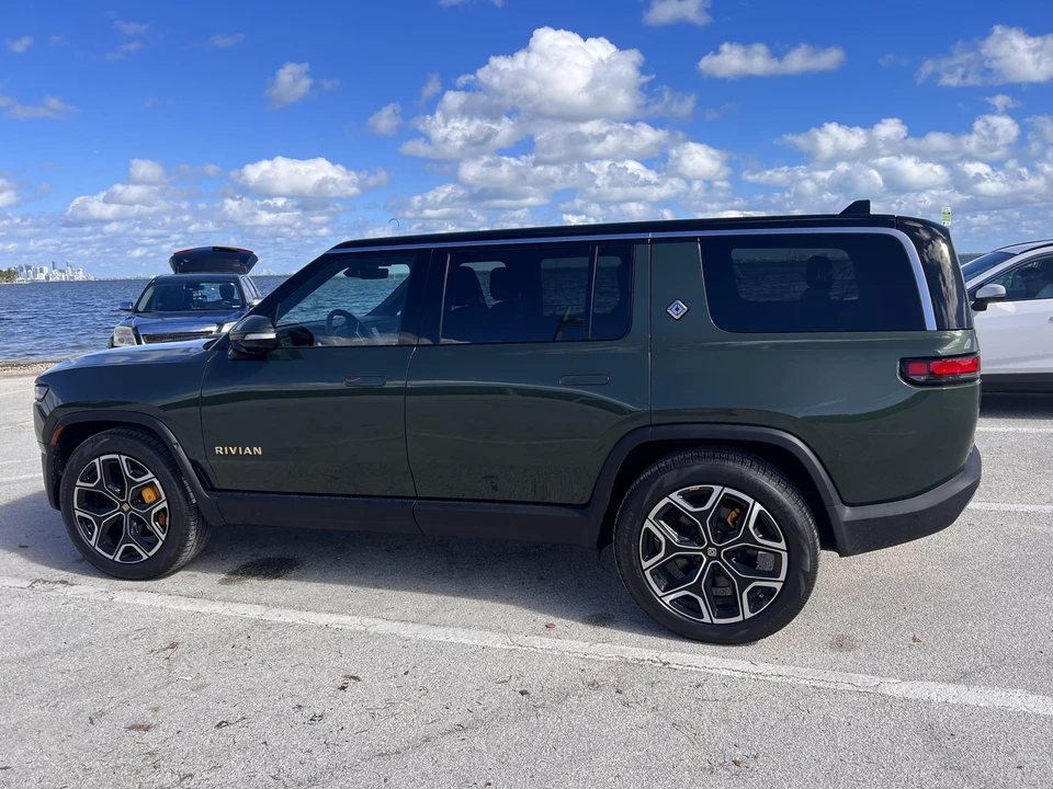 2022 Rivian R1S - Image 9 of 31