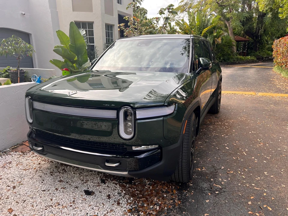 2022 Rivian R1S - Image 7 of 31